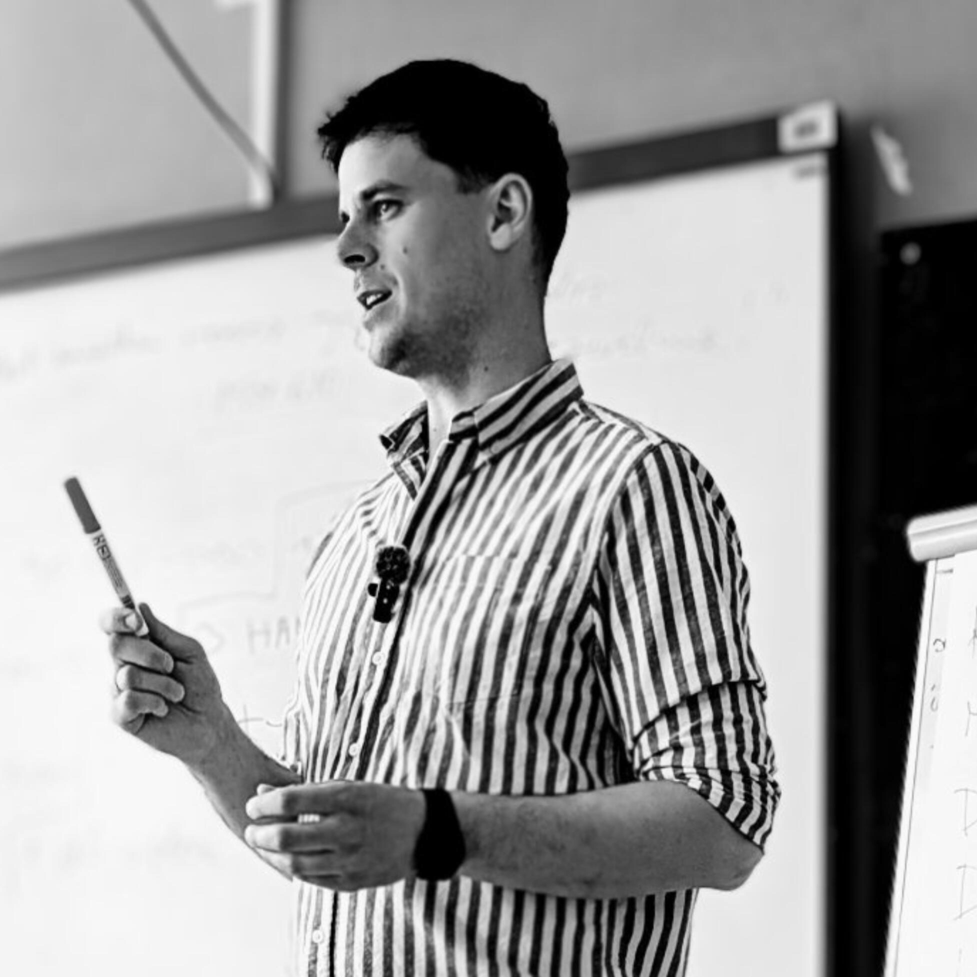 ACSAY JONATÁN vezető oktató